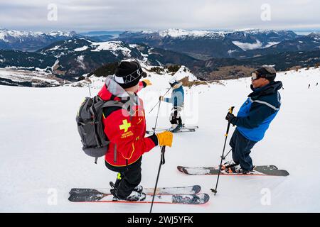 La Clusaz, Frankreich. Februar 2024. © PHOTOPQR/LE DAUPHINE/Grégory YETCHMENIZA ; La Clusaz ; 10/02/2024 ; La Clusaz, le 11 février. Opération de contrôle menée de Concert par les pisteurs de la Station et le peloton de Gendarmerie de Haute montagne (PGHM) d'Annecy, sur les piste de la Clusaz. Foto: Grégory Yetchmeniza/Le Dauphiné Libéré La Clusaz, Frankreich, 11. februar 2024 Kontrolloperation, die gemeinsam von den Trackern des Resorts und dem Hochgebirgszug (PGHM) von Annecy an den Hängen von La Clusaz durchgeführt wird. Quelle: MAXPPP/Alamy Live News Stockfoto