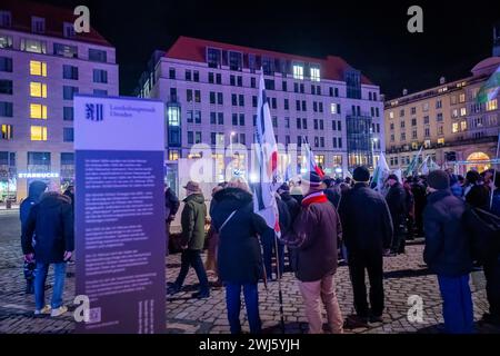 Demonstration in Dresden die rechtsextremistische Kleinstpartei Freie Sachsen veranstaltete anlässlich des 13. Februars und der Zerstörung Dresdens im 2. Weltkrieg, eine Demonstration und ziehen mit revanchistischen und Phantasiefahnen und Lautsprechern durch die Dresdner Innenstadt, vor die Frauenkirche. Dabei wurden geschichtliche Tatsachen verdreht, Verschwörungstheorien geäußert und den Rechtsstaat gefährdende Losungen gerufen Dresden Sachsen Deutschland *** Demonstration in Dresden die kleine rechtsextreme Partei Freies Sachsen organisierte anlässlich des 13. Februar eine Demonstration Stockfoto