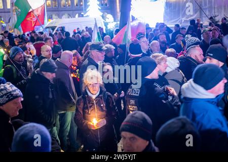 Demonstration in Dresden die rechtsextremistische Kleinstpartei Freie Sachsen veranstaltete anlässlich des 13. Februars und der Zerstörung Dresdens im 2. Weltkrieg, eine Demonstration und ziehen mit revanchistischen und Phantasiefahnen und Lautsprechern durch die Dresdner Innenstadt, vor die Frauenkirche. Dabei wurden geschichtliche Tatsachen verdreht, Verschwörungstheorien geäußert und den Rechtsstaat gefährdende Losungen gerufen Dresden Sachsen Deutschland *** Demonstration in Dresden die kleine rechtsextreme Partei Freies Sachsen organisierte anlässlich des 13. Februar eine Demonstration Stockfoto