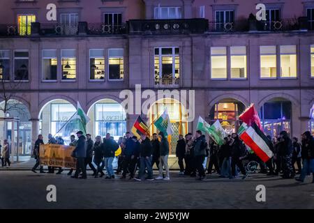 Demonstration in Dresden die rechtsextremistische Kleinstpartei Freie Sachsen veranstaltete anlässlich des 13. Februars und der Zerstörung Dresdens im 2. Weltkrieg, eine Demonstration und ziehen mit revanchistischen und Phantasiefahnen und Lautsprechern durch die Dresdner Innenstadt, vor die Frauenkirche. Dabei wurden geschichtliche Tatsachen verdreht, Verschwörungstheorien geäußert und den Rechtsstaat gefährdende Losungen gerufen Dresden Sachsen Deutschland *** Demonstration in Dresden die kleine rechtsextreme Partei Freies Sachsen organisierte anlässlich des 13. Februar eine Demonstration Stockfoto