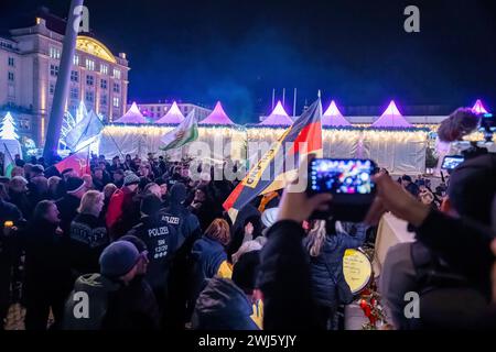 Demonstration in Dresden die rechtsextremistische Kleinstpartei Freie Sachsen veranstaltete anlässlich des 13. Februars und der Zerstörung Dresdens im 2. Weltkrieg, eine Demonstration und ziehen mit revanchistischen und Phantasiefahnen und Lautsprechern durch die Dresdner Innenstadt, vor die Frauenkirche. Dabei wurden geschichtliche Tatsachen verdreht, Verschwörungstheorien geäußert und den Rechtsstaat gefährdende Losungen gerufen Dresden Sachsen Deutschland *** Demonstration in Dresden die kleine rechtsextreme Partei Freies Sachsen organisierte anlässlich des 13. Februar eine Demonstration Stockfoto