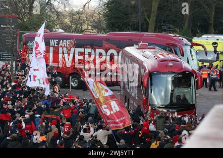 Die Fans beobachten, wie die Liverpool-Mannschaftsbusse im Stadion ankommen. Premier League Spiel Liverpool gegen Burnley in Anfield in Liverpool am Samstag, 10. Februar Stockfoto