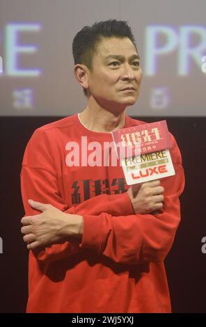 HANGZHOU, CHINA – 13. FEBRUAR 2024 – der Hongkonger Schauspieler Andy Lau wirbt in einem Kino in der Stadt Zhejiang provi in Hangzhou für seinen neuen Film „DER KAISER“ Stockfoto