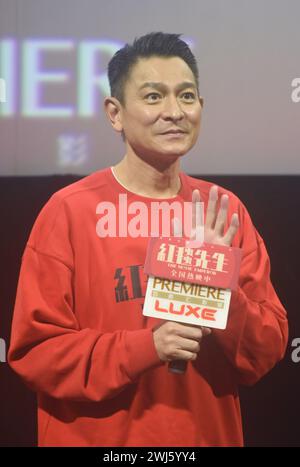 HANGZHOU, CHINA – 13. FEBRUAR 2024 – der Hongkonger Schauspieler Andy Lau wirbt in einem Kino in der Stadt Zhejiang provi in Hangzhou für seinen neuen Film „DER KAISER“ Stockfoto