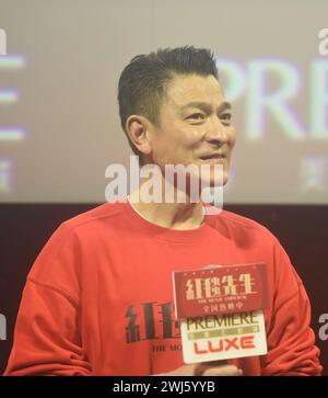 HANGZHOU, CHINA – 13. FEBRUAR 2024 – der Hongkonger Schauspieler Andy Lau wirbt in einem Kino in der Stadt Zhejiang provi in Hangzhou für seinen neuen Film „DER KAISER“ Stockfoto