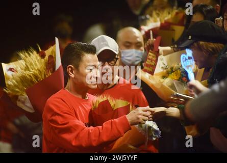 HANGZHOU, CHINA – 13. FEBRUAR 2024 – der Schauspieler Andy Lau aus Hongkong unterzeichnet Autogramme für Fans während einer Roadshow für seinen neuen Film „THE MOVIE EMPER“ Stockfoto