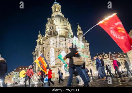 Demonstration in Dresden die rechtsextremistische Kleinstpartei Freie Sachsen veranstaltete anlässlich des 13. Februars und der Zerstörung Dresdens im 2. Weltkrieg, eine Demonstration und ziehen mit revanchistischen und Phantasiefahnen und Lautsprechern durch die Dresdner Innenstadt, vor die Frauenkirche. Dabei wurden geschichtliche Tatsachen verdreht, Verschwörungstheorien geäußert und den Rechtsstaat gefährdende Losungen gerufen Dresden Sachsen Deutschland *** Demonstration in Dresden die kleine rechtsextreme Partei Freies Sachsen organisierte anlässlich des 13. Februar eine Demonstration Stockfoto