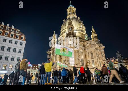 Demonstration in Dresden die rechtsextremistische Kleinstpartei Freie Sachsen veranstaltete anlässlich des 13. Februars und der Zerstörung Dresdens im 2. Weltkrieg, eine Demonstration und ziehen mit revanchistischen und Phantasiefahnen und Lautsprechern durch die Dresdner Innenstadt, vor die Frauenkirche. Dabei wurden geschichtliche Tatsachen verdreht, Verschwörungstheorien geäußert und den Rechtsstaat gefährdende Losungen gerufen Dresden Sachsen Deutschland *** Demonstration in Dresden die kleine rechtsextreme Partei Freies Sachsen organisierte anlässlich des 13. Februar eine Demonstration Stockfoto