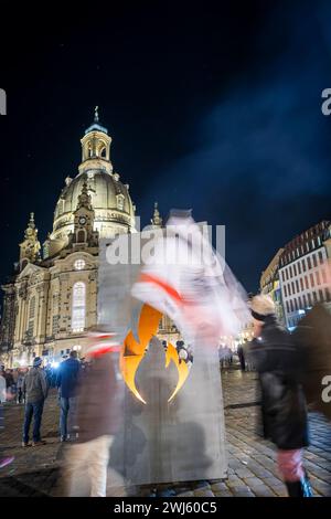 Demonstration in Dresden die rechtsextremistische Kleinstpartei Freie Sachsen veranstaltete anlässlich des 13. Februars und der Zerstörung Dresdens im 2. Weltkrieg, eine Demonstration und ziehen mit revanchistischen und Phantasiefahnen und Lautsprechern durch die Dresdner Innenstadt, vor die Frauenkirche. Dabei wurden geschichtliche Tatsachen verdreht, Verschwörungstheorien geäußert und den Rechtsstaat gefährdende Losungen gerufen Dresden Sachsen Deutschland *** Demonstration in Dresden die kleine rechtsextreme Partei Freies Sachsen organisierte anlässlich des 13. Februar eine Demonstration Stockfoto