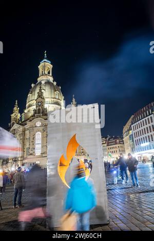 Demonstration in Dresden die rechtsextremistische Kleinstpartei Freie Sachsen veranstaltete anlässlich des 13. Februars und der Zerstörung Dresdens im 2. Weltkrieg, eine Demonstration und ziehen mit revanchistischen und Phantasiefahnen und Lautsprechern durch die Dresdner Innenstadt, vor die Frauenkirche. Dabei wurden geschichtliche Tatsachen verdreht, Verschwörungstheorien geäußert und den Rechtsstaat gefährdende Losungen gerufen Dresden Sachsen Deutschland *** Demonstration in Dresden die kleine rechtsextreme Partei Freies Sachsen organisierte anlässlich des 13. Februar eine Demonstration Stockfoto