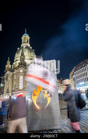 Demonstration in Dresden die rechtsextremistische Kleinstpartei Freie Sachsen veranstaltete anlässlich des 13. Februars und der Zerstörung Dresdens im 2. Weltkrieg, eine Demonstration und ziehen mit revanchistischen und Phantasiefahnen und Lautsprechern durch die Dresdner Innenstadt, vor die Frauenkirche. Dabei wurden geschichtliche Tatsachen verdreht, Verschwörungstheorien geäußert und den Rechtsstaat gefährdende Losungen gerufen Dresden Sachsen Deutschland *** Demonstration in Dresden die kleine rechtsextreme Partei Freies Sachsen organisierte anlässlich des 13. Februar eine Demonstration Stockfoto