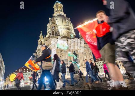 Demonstration in Dresden die rechtsextremistische Kleinstpartei Freie Sachsen veranstaltete anlässlich des 13. Februars und der Zerstörung Dresdens im 2. Weltkrieg, eine Demonstration und ziehen mit revanchistischen und Phantasiefahnen und Lautsprechern durch die Dresdner Innenstadt, vor die Frauenkirche. Dabei wurden geschichtliche Tatsachen verdreht, Verschwörungstheorien geäußert und den Rechtsstaat gefährdende Losungen gerufen Dresden Sachsen Deutschland *** Demonstration in Dresden die kleine rechtsextreme Partei Freies Sachsen organisierte anlässlich des 13. Februar eine Demonstration Stockfoto