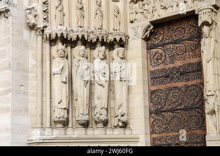 Skulpturen und Statuen des Alten Testaments an der Westfassade der Kathedrale Notre Dame de Paris Stockfoto