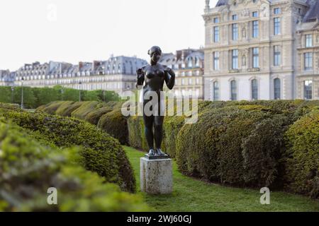 Weibliche Bronzestatue im öffentlichen Park und in den Gärten der Tuilerien im Stadtzentrum. Von der historischen Bildhauerin Aristide Maillol Stockfoto