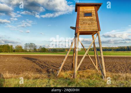 Landschaft mit Jagdschloss mitten auf der Wiese Stockfoto