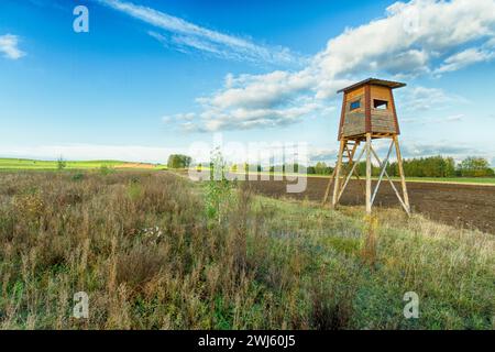 Landschaft mit Jagdschloss mitten auf der Wiese Stockfoto