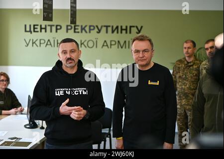 Nicht exklusiv: LVIV, UKRAINE - 12. FEBRUAR 2024 - Rekrutierungskoordinator für die ukrainische Armee beim ukrainischen Verteidigungsministerium Oleksii Bezhevets Stockfoto