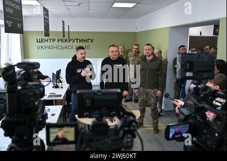 Nicht exklusiv: LVIV, UKRAINE - 12. FEBRUAR 2024 - Rekrutierungskoordinator für die ukrainische Armee beim ukrainischen Verteidigungsministerium Oleksii Bezhevets, Stockfoto