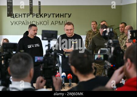 Nicht exklusiv: LVIV, UKRAINE - 12. FEBRUAR 2024 - Rekrutierungskoordinator für die ukrainische Armee beim ukrainischen Verteidigungsministerium Oleksii Bezhevets Stockfoto