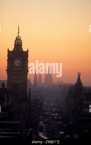Großbritannien, Schottland, Edinburgh, Sonnenuntergang entlang der Princes Street mit Blick auf Calton Hill, von wo aus man einen tollen Blick über die Stadt in alle Richtungen hat. Stockfoto