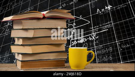 Gelbe Tasse und Bücher auf einem Tisch mit mathematischen Gleichungen auf bewegtem Hintergrund. Stockfoto