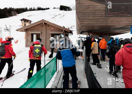 La Clusaz, Frankreich. Februar 2024. © PHOTOPQR/LE DAUPHINE/Grégory YETCHMENIZA ; La Clusaz ; 10/02/2024 ; La Clusaz, le 11 février. Opération de contrôle menée de Concert par les pisteurs de la Station et le peloton de Gendarmerie de Haute montagne (PGHM) d'Annecy, sur les piste de la Clusaz. Foto: Grégory Yetchmeniza/Le Dauphiné Libéré La Clusaz, Frankreich, 11. februar 2024 Kontrolloperation, die gemeinsam von den Trackern des Resorts und dem Hochgebirgszug (PGHM) von Annecy an den Hängen von La Clusaz durchgeführt wird. Quelle: MAXPPP/Alamy Live News Stockfoto