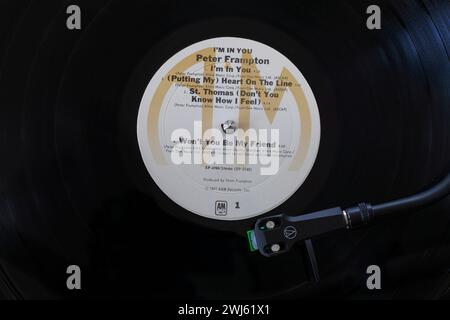 Peter Frampton I'm in You Vinyl-Album-LP mit Tonarm, Kartusche, Kopfschale und Stift auf Plattenspieler - 1977 Stockfoto