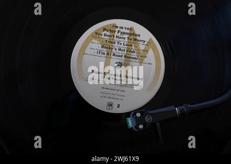 Peter Frampton I'm in You Vinyl-Album-LP mit Tonarm, Kartusche, Kopfschale und Stift auf Plattenspieler - 1977 Stockfoto