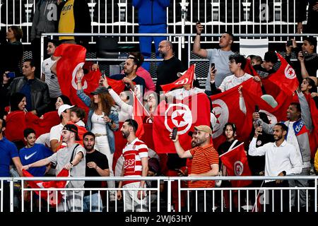 Doha, Katar. Februar 2024. Tunesische Fans während der 21. Aquatikweltmeisterschaft im Aspire Dome in Doha (Katar), 13. Februar 2024. Quelle: Insidefoto di andrea staccioli/Alamy Live News Stockfoto