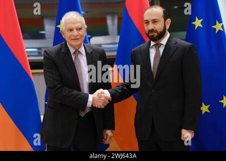 Brüssel, Belgien Februar 2024. Josep BORRELL FONTELLES, hoher Vertreter der EU, und Ararat MIRZOYAN, Außenminister Armeniens, nehmen am 13. Februar 2024 am Partnerschaftsrat EU-Armenien in Brüssel, Belgien Teil. Quelle: ALEXANDROS MICHAILIDIS/Alamy Live News Stockfoto