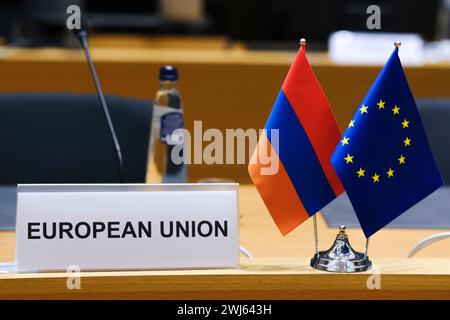 Brüssel, Belgien Februar 2024. Die Flaggen der Europäischen Union und der Republik Armenien stehen vor dem Partnerschaftsrat EU-Armenien am 13. Februar 2024 in Brüssel, Belgien. Quelle: ALEXANDROS MICHAILIDIS/Alamy Live News Stockfoto