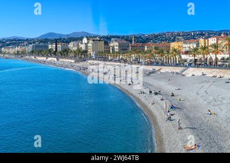 Der Kiesstrand und das klare Wasser von Castel Plage in Nizza, an der französischen Riviera - Côte d'Azur, Frankreich. Kein Wunder, dass sie Azure-Küste heißt! Stockfoto