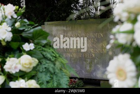 Dresden, Deutschland. Februar 2024. Eine Gedenktafel am Nordfriedhof, dem ehemaligen Militärfriedhof, erinnert an die Kriegsopfer. Den ganzen Tag über finden in der Stadt Gedenkveranstaltungen zum 79. Jahrestag des Bombenanschlags auf Dresden statt. Quelle: Matthias Rietschel/dpa/Alamy Live News Stockfoto