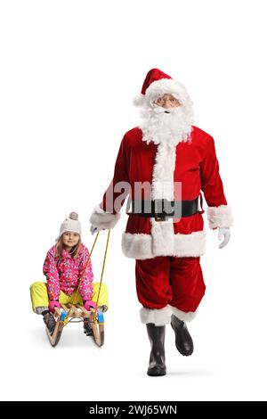 Santa claus, der mit einem Kind auf einem Schlitten auf weißem Hintergrund in Richtung Kamera geht Stockfoto