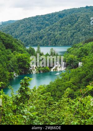 Ein malerischer Blick auf den üppigen grünen Wald und einen ruhigen Fluss im Nationalpark Plitvicer Seen, Kroatien Stockfoto