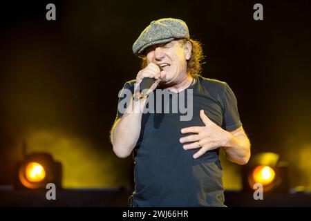 Die australische Rockband AC/DC mit Sänger Brian Johnson 67, mit Mütze und Gitarrist Angus Young 60, in Schuluniform auf Ihrer Rock oder Bust Tour vor rund 75,000 Fans in der Flutrinne Ostragehege Dresden. Unterstützt werden die beiden von Stevie Young Ersatz für den an Demenz erkrankten Malcolm, Cliff Williams Bass und Schlagzeuger Chris Slade für Phil Rudd, der sich in Neuseeland wegen Morddrohungen verantworten muss. *** Die australische Rockband AC DC mit Sänger Brian Johnson 67, mit Cap und Gitarrist Angus Young 60, in Schuluniform auf ihrer Rock or Bust Tour vor rund 75.000 Fans in Stockfoto