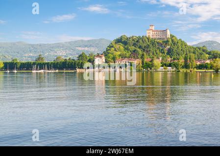 Lago Maggiore mit der Stadt Angera und der Burg oder Rocca von Angera (Festung von Angera) auf dem Hügel, Italien Stockfoto