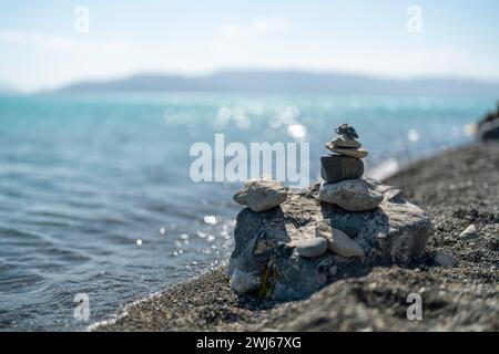 Schöner Sewan-See inmitten der malerischen Berge des sonnigen Armeniens Stockfoto