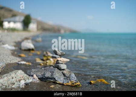 Schöner Sewan-See inmitten der malerischen Berge des sonnigen Armeniens Stockfoto