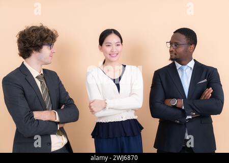 Porträt eines selbstbewussten Geschäftsteams, das im Büro steht. Multiethnische Gruppe. Stockfoto