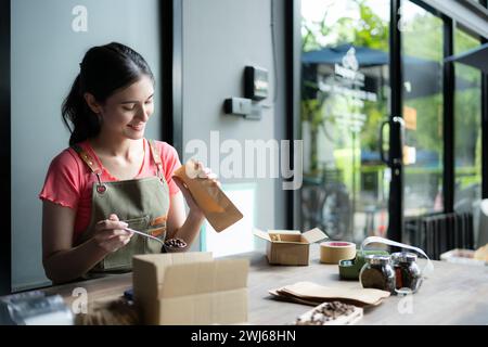 Junge Frau, die im Coffee Shop arbeitet, Unternehmerkonzept. Stockfoto