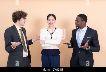 Porträt eines selbstbewussten Geschäftsteams, das im Büro steht. Multiethnische Gruppe. Stockfoto