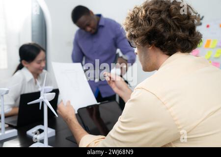 Eine Gruppe von multinationalen Architekten und Designern trifft sich, um Entwürfe für Windturbinen zur Erfassung von windenergieanlagen zu erarbeiten Stockfoto