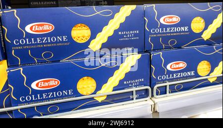 Samara, Russland - 18. März 2023: Barilla verpackte italienische Pasta in einem Regal in einem Supermarkt. Barilla ist ein italienisches Lebensmittelunternehmen Stockfoto