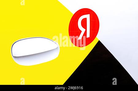 Samara, Russland - 14. April 2023: Yandex-Logo auf dem Board des Yandex Taxi Taxis Stockfoto