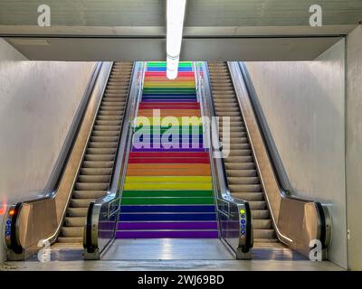 Das Regenbogensymbol auf der Rolltreppe in der U-Bahn-Station in Alicante, Spanien Stockfoto