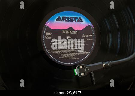 Whitney Houston Vinyl-Album-LP mit Tonarm, Kartusche, Kopfschale und Stift auf Plattenspieler - 1985 Stockfoto