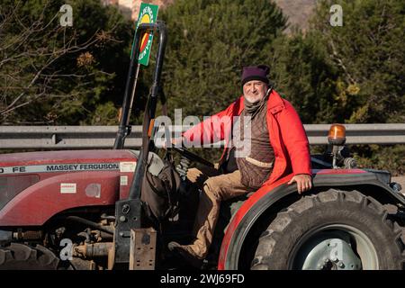 Tarragona, Tarragona, Spanien. Februar 2024. Hunderte katalanischer Bauern blockieren den Hafen von Tarragona an einem neuen Tag der Proteste in Katalonien. Landwirte, die auch in anderen Schlüsselbereichen wie Mercabarna Maßnahmen ergriffen haben, fordern weniger Bürokratie, ein Ende des unlauteren Wettbewerbs aus Ländern außerhalb der EU und ein Gleichgewicht zwischen Agrarpolitik und Wirtschaft. (Kreditbild: © Marc Asensio Clupes/ZUMA Press Wire) NUR REDAKTIONELLE VERWENDUNG! Nicht für kommerzielle ZWECKE! Stockfoto