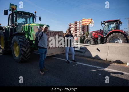 Tarragona, Tarragona, Spanien. Februar 2024. Hunderte katalanischer Bauern blockieren den Hafen von Tarragona an einem neuen Tag der Proteste in Katalonien. Landwirte, die auch in anderen Schlüsselbereichen wie Mercabarna Maßnahmen ergriffen haben, fordern weniger Bürokratie, ein Ende des unlauteren Wettbewerbs aus Ländern außerhalb der EU und ein Gleichgewicht zwischen Agrarpolitik und Wirtschaft. (Kreditbild: © Marc Asensio Clupes/ZUMA Press Wire) NUR REDAKTIONELLE VERWENDUNG! Nicht für kommerzielle ZWECKE! Stockfoto