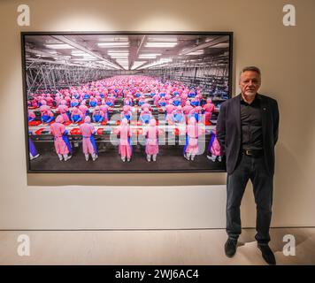 London, Großbritannien. Februar 2024. Edward Burtynsky (im Bild) neben dem Produktionsbetrieb #17 Deda Chicken Processing Plant, Dehui City, Provinz Jilin, China, 2005. Diese Ausstellung ist die größte Ausstellung, die jemals in der 40-jährigen Karriere des weltbekannten Fotokünstlers Edward Burtynsky stattfand. wer hat seine Praxis dem Zeugen der Auswirkungen der menschlichen Industrie auf den Planeten gewidmet.Paul Quezada-Neiman/Alamy Live News Credit: Paul Quezada-Neiman/Alamy Live News Stockfoto